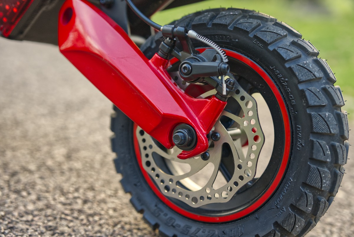 Dvoje brzdy u SCOOTER