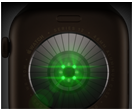 Pohled zezadu na Apple Watch Series 12, pouzdro z tmavě bronzového hliníku, několik okrouhlých snímačů se svítícími zelenými LED diodami, na levém boku korunka Digital Crown, olivový sportovní řemínek