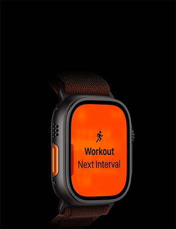 Apple Watch Ultra 4, titanové pouzdro, černá barva, cvičení Běh, další interval, na levém boku oranžové akční tlačítko, Alpský tah