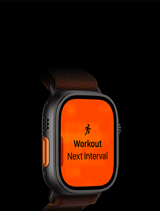 Apple Watch Ultra 4, titanové pouzdro, černá barva, cvičení Běh, další interval, na levém boku oranžové akční tlačítko, Alpský tah