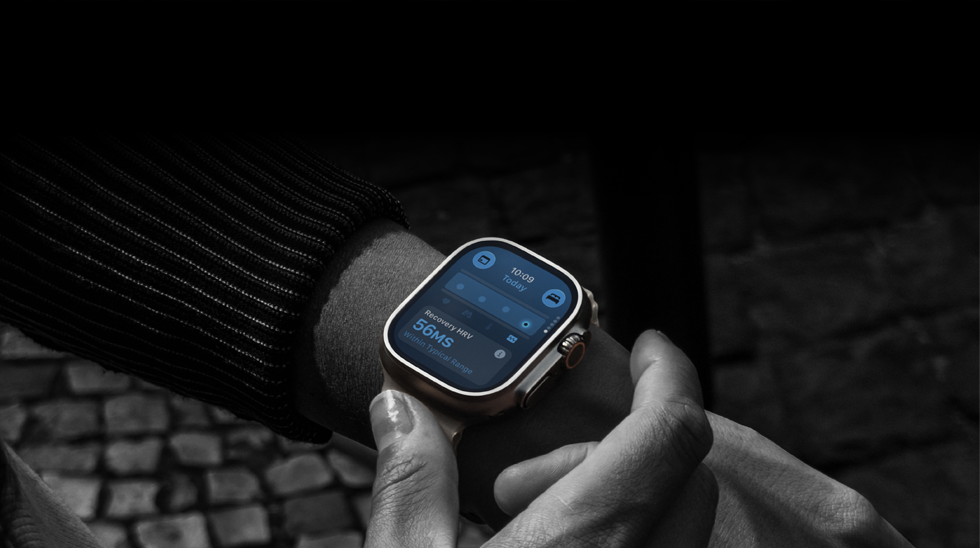 Osoba s Apple Watch Ultra 4 na zápěstí, aplikace Životní funkce uvádí, že údaje naměřené přes den vykazují mírnou odchylku