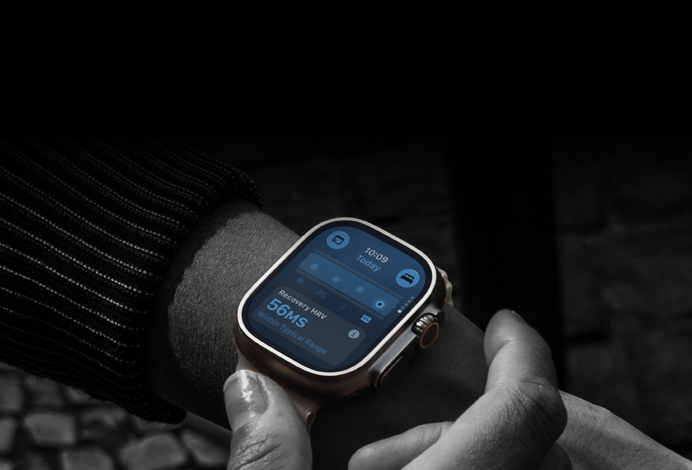  Osoba s Apple Watch Ultra 4 na zápěstí, aplikace Životní funkce uvádí, že údaje naměřené přes den vykazují mírnou odchylku