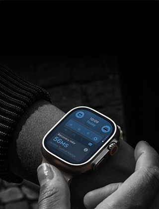  Osoba s Apple Watch Ultra 4 na zápěstí, aplikace Životní funkce uvádí, že údaje naměřené přes den vykazují mírnou odchylku
