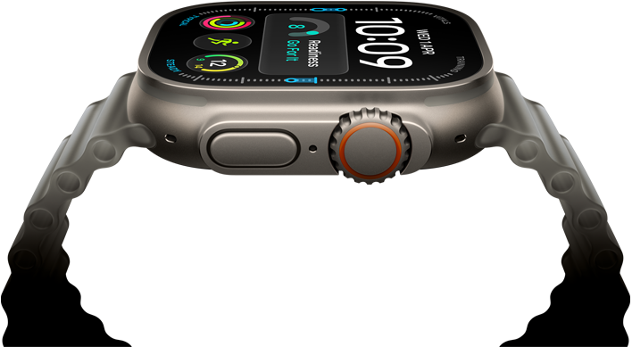Apple Watch Ultra 4, titanové pouzdro, přírodní barva, digitální ciferník, komplikace: připravenost, tepová frekvence, cvičení, teplota, na pravém boku korunka Digital Crown, vyvýšené boční tlačítko, Oceánský řemínek, průhledně šedá barva