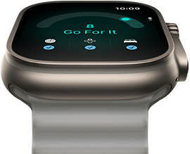 Apple Watch Ultra 4, titanové pouzdro, přírodní barva, skóre připravenosti 8, na pravém boku korunka Digital Crown, vyvýšené boční tlačítko, Oceánský řemínek, průsvitně šedá barva