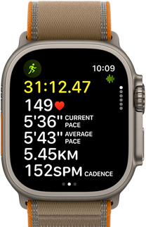 Apple Watch Ultra 4, titanové pouzdro, přírodní barva, pokročilé ukazatele cvičení Běh venku, na pravém boku korunka Digital Crown, vyvýšené boční tlačítko, Trailový tah, písková barva