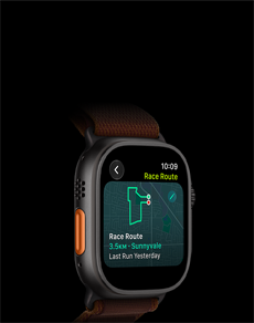 Apple Watch Ultra 4, titanové pouzdro, černá barva, funkce Závod na trase s mapou běžecké trasy, na levém boku akční tlačítko, Alpský tah, burgundsky červená barva