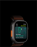 Apple Watch Ultra 4, titanové pouzdro, černá barva, funkce Závod na trase s mapou běžecké trasy, na levém boku akční tlačítko, Alpský tah, burgundsky červená barva