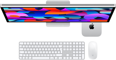 Mac mini zasunutý pod Studio Displayem, Magic Keyboard s číselnou klávesnicí, Magic Mouse