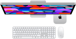 Mac mini zasunutý pod Studio Displayem, Magic Keyboard s číselnou klávesnicí, Magic Mouse