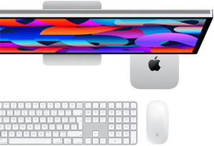 Mac mini zasunutý pod Studio Displayem, Magic Keyboard s číselnou klávesnicí, Magic Mouse