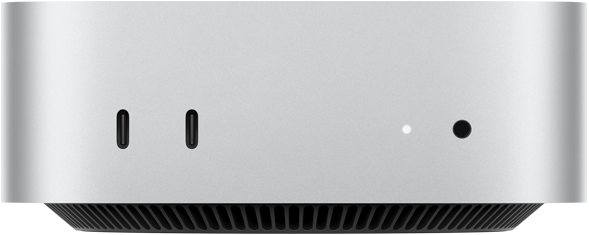 Pohled zepředu na Mac mini, dva porty Thunderbolt, stavová kontrolka a sluchátkový konektor, černá základna se zkosenými hranami, plochá horní strana, zaoblené boční hrany, rovné strany, stříbrná barva