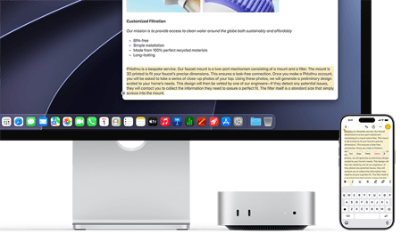 Pohled zepředu na Mac mini zasunutý pod Studio Displayem, napravo od zařízení a displeje je položený iPhone. Na displeji je vybraný text a nad ním jsou vidět příkazy Vyjmout, Kopírovat, Vložit a Vyplnit automaticky. Zvýrazněný text na displeji se shoduje s textem vybraným na iPhonu, aby byla vidět možnost použití Univerzální schránky.